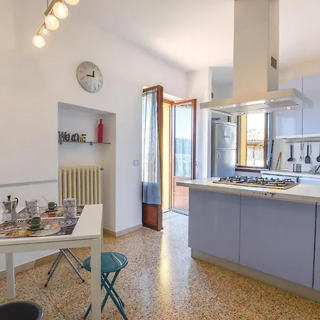 アパート 2 Bedroom Awesome Apartment In Deruta デルータ
